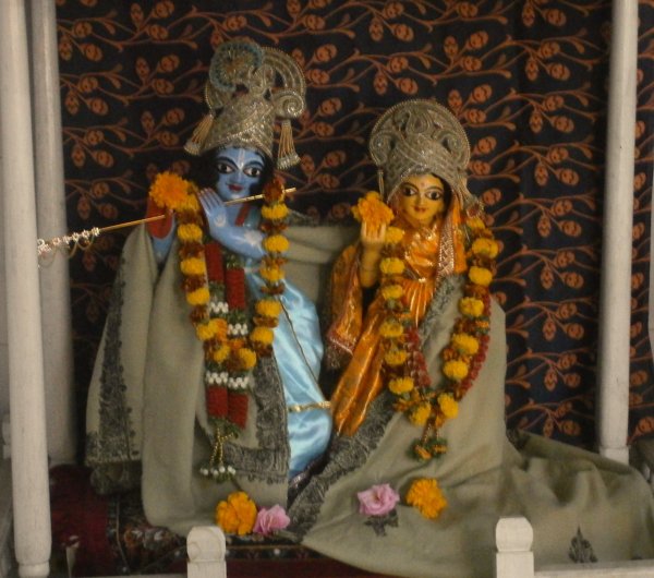 figura  5 - Forme di Rādhā e Kṛṣṇa nel tempio di Shri Advaita Āchārya a Śāntipur (Nadiya, Bengala Occidentale). Foto di Floriana Asperti.