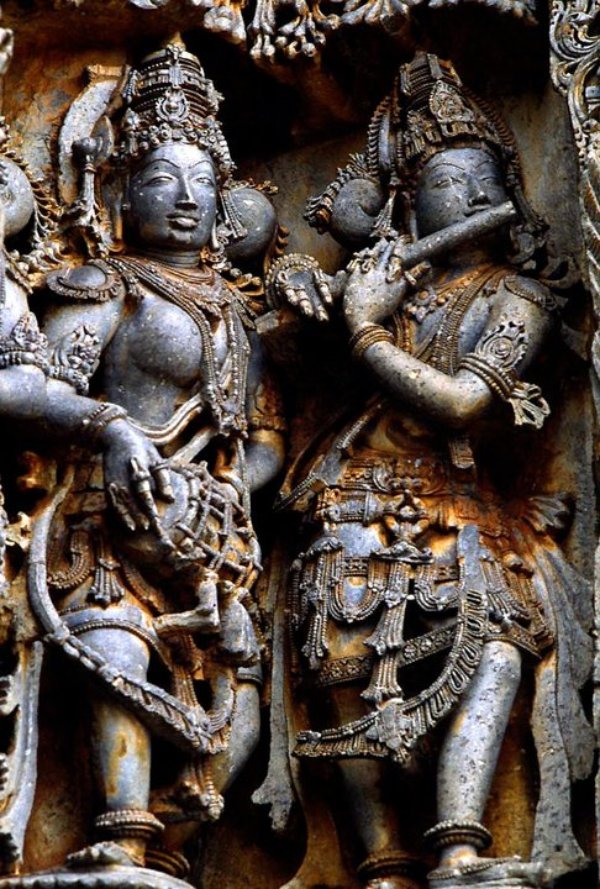 Fig. 2 - scultura in altorilievo con una coppia di musici fastosamente ornati, con flauto e tamburo, sulla facciata del tempio di Hoysaleshvara in Karnataka